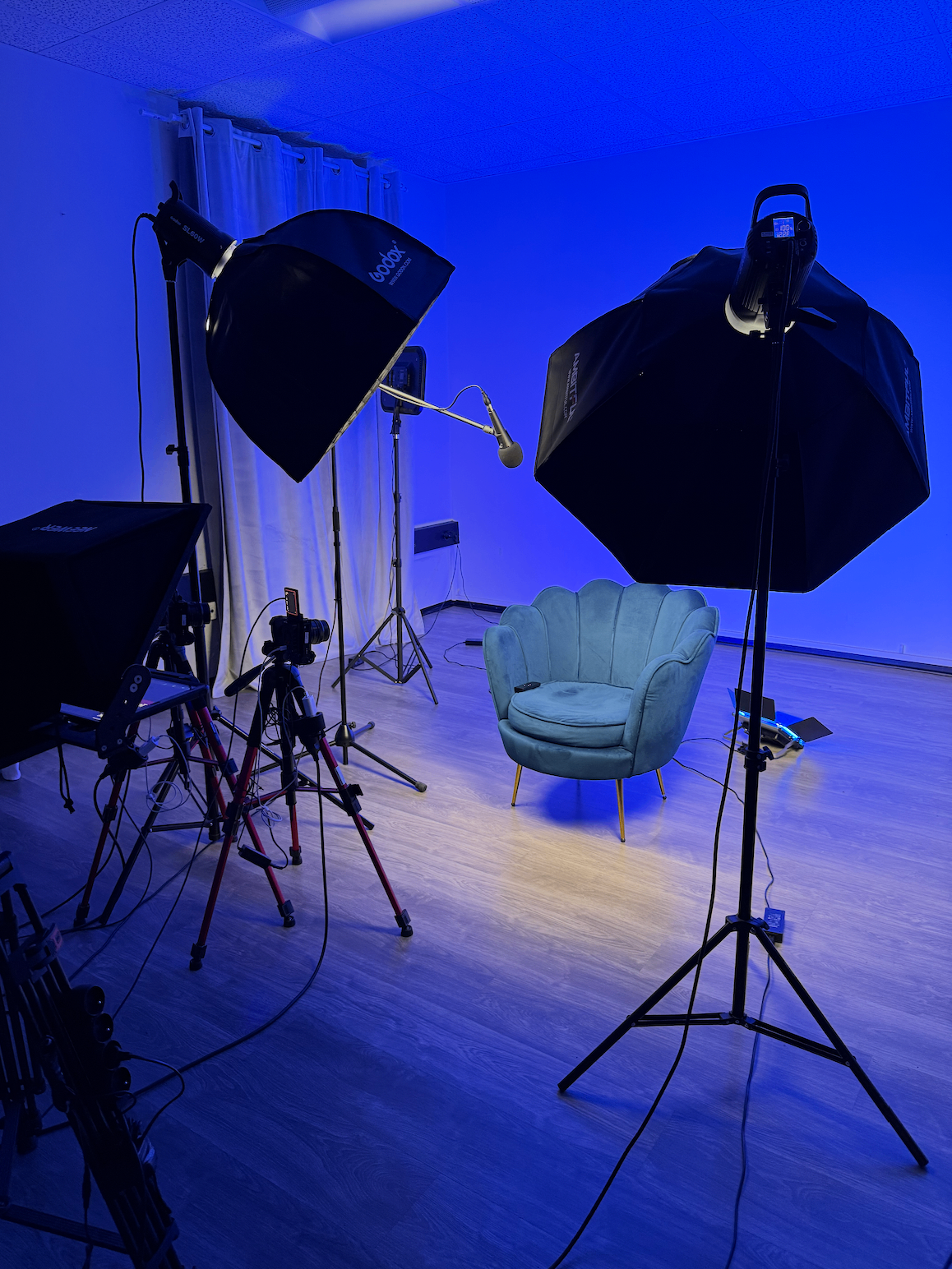 Notre studio de tournage à Genève : fauteuil, caméra et éclairage professionnel